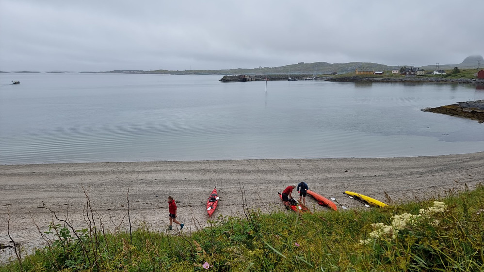 Landhugg på Sanna hvor vi dro kajakkene langt opp på stranda