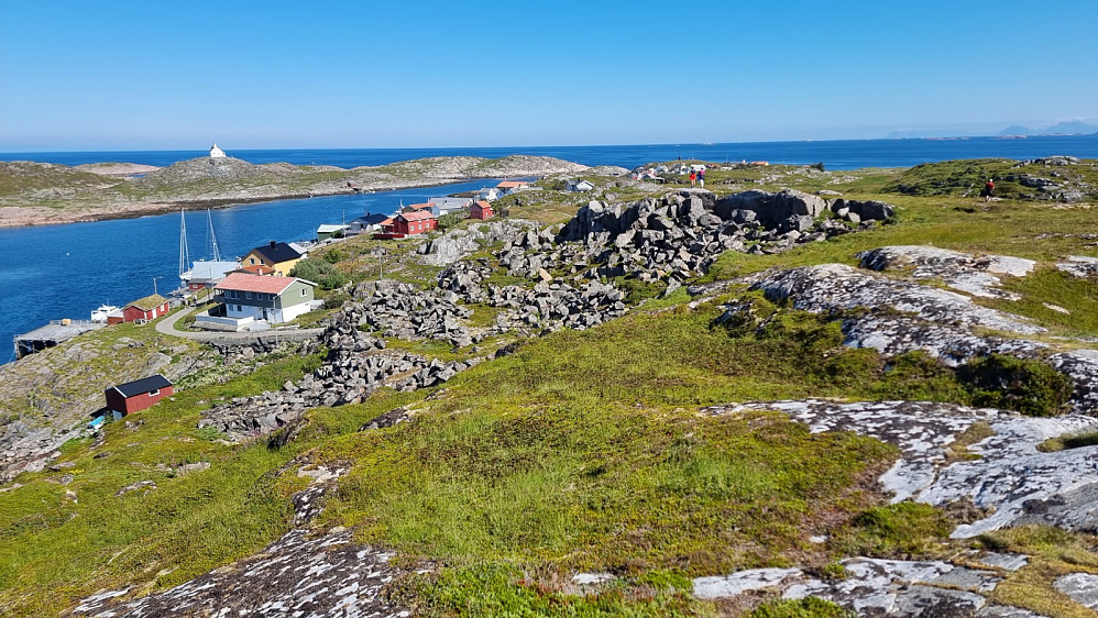 Tilbakeblikk mot turstart og over sundet mot fyret vi skulle bo på