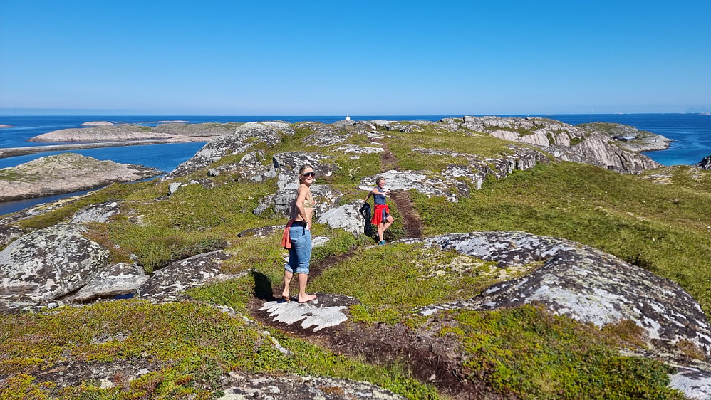 Fyret i bakgrunnen