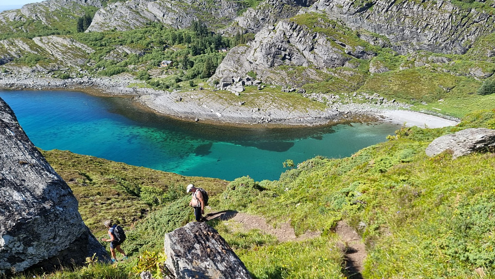 Etter å ha gått jevnt oppover i starten, dreide stien til høyre og ned til denne stranda