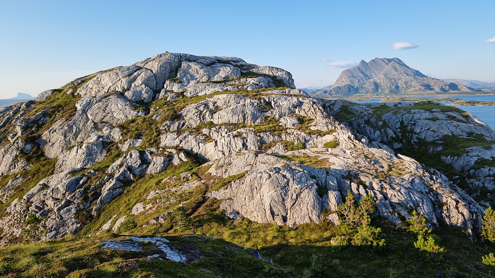 Fra en liten fortopp og over mot hovedtoppen. Her oppe fant jeg stien