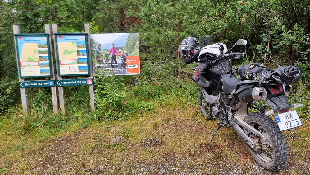 Jeg kjørte motorsykkelen fra base camp til stistart, hvor det var mye info om turen