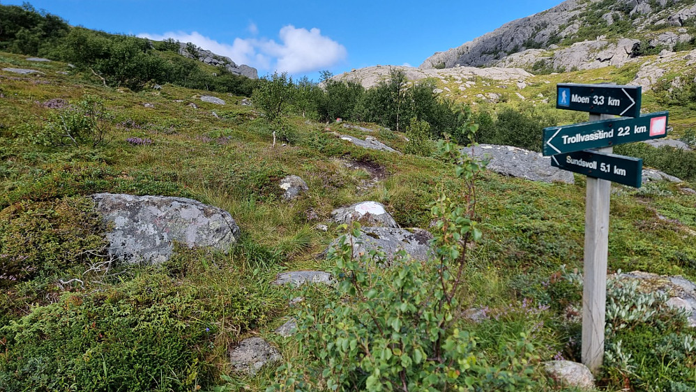 Godt skiltet der stien tok av i skaret mot Trollvasstinden