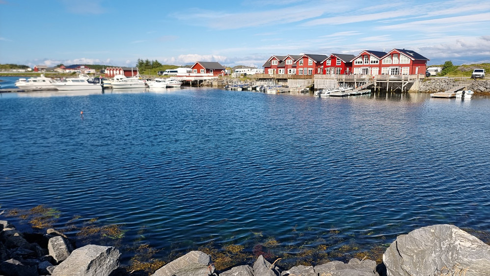 Fra base camp i gjestehavna ved ferjeleiet