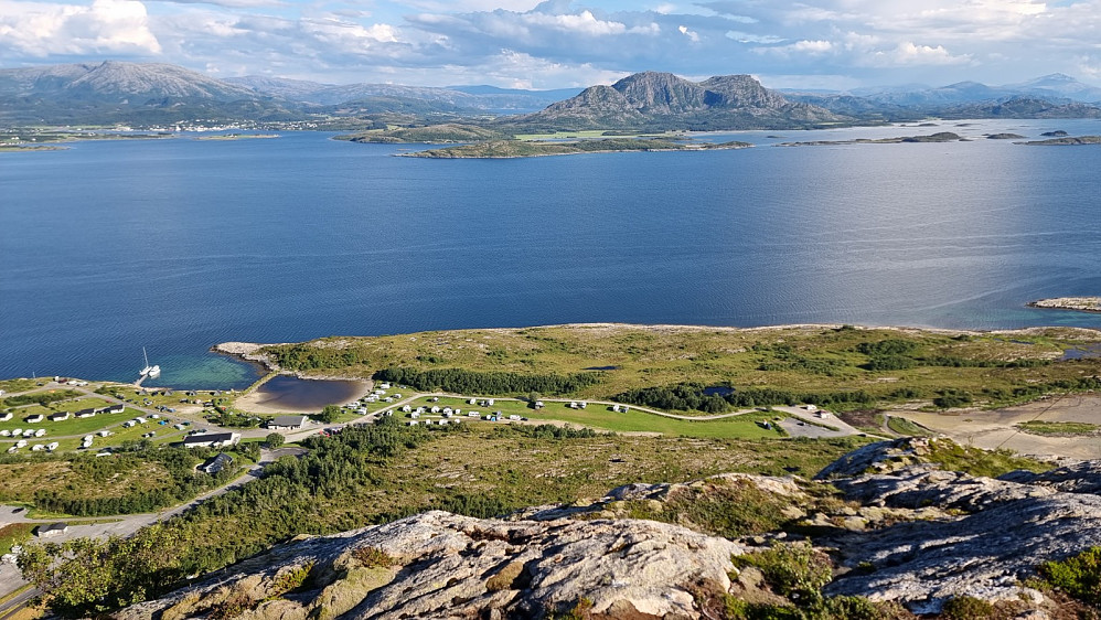 Utsikt ned mot Campingen og bilen vår