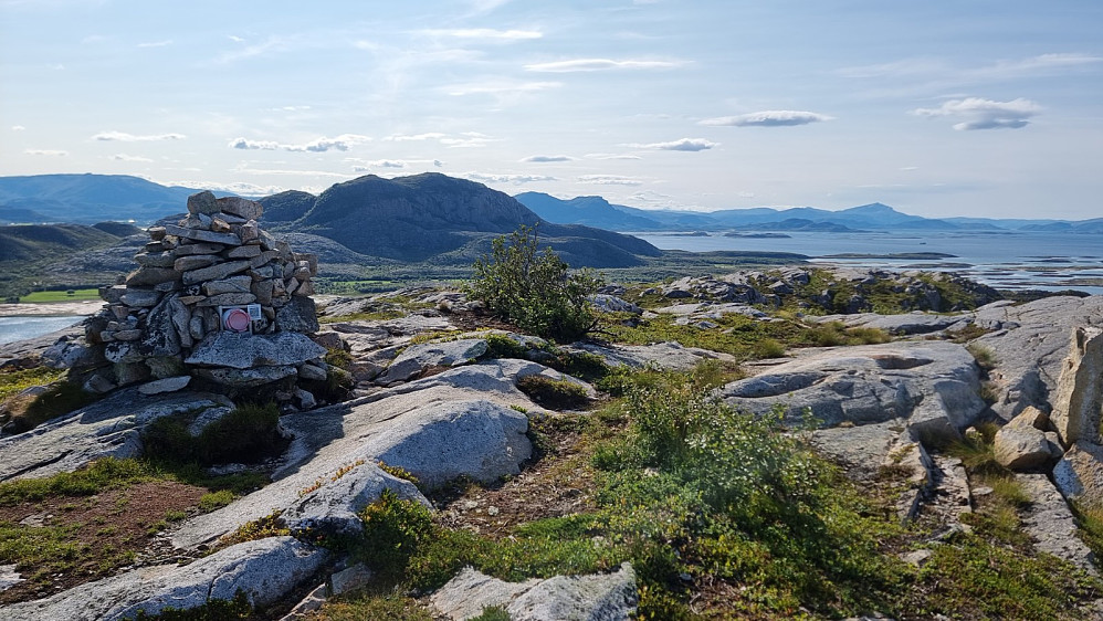 Toppen av Vikerfjellet og med Torghatten i bakgrunnen