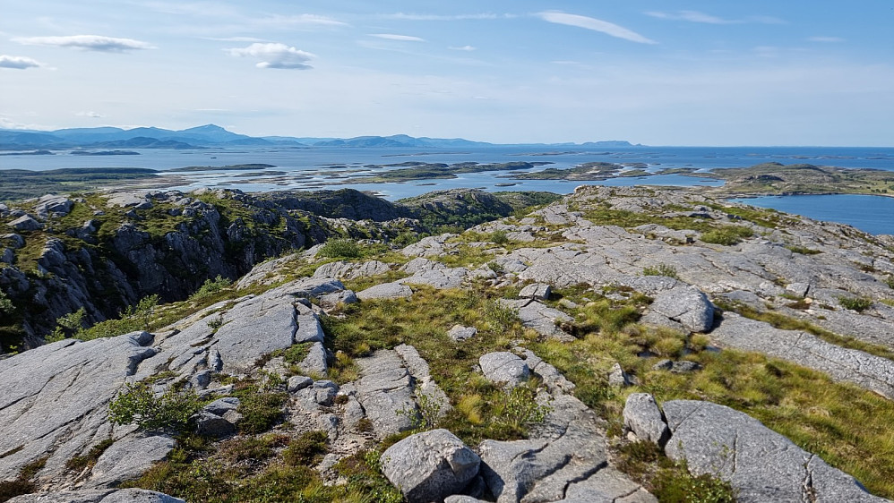 Utsikt utover farvannet vi padlet i går kveld