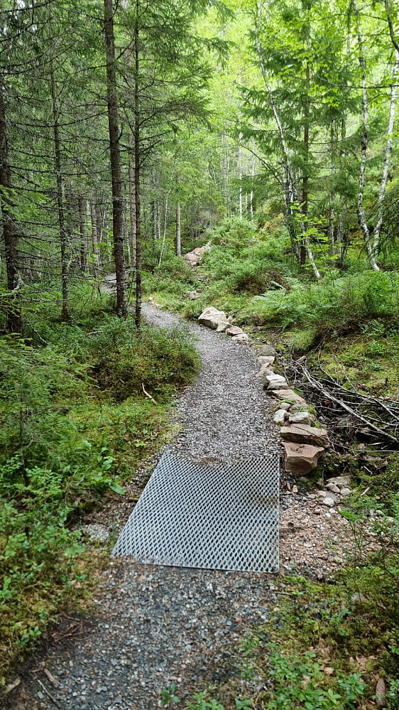 Stien var gruset opp med rister og bruer over bekker