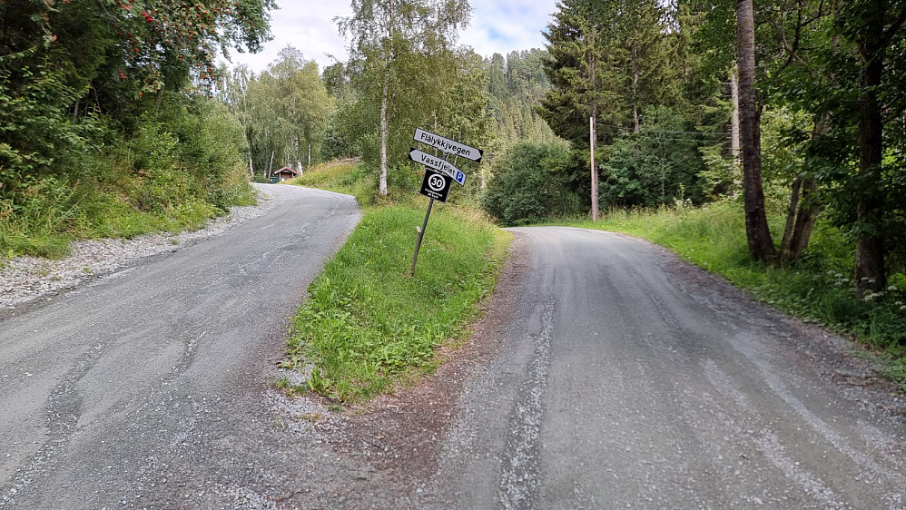 Jeg startet nede i Kvål slik at det ble litt mer trim. Her i et kryss høyere opp hvor det var det skiltet til Vassfjellet