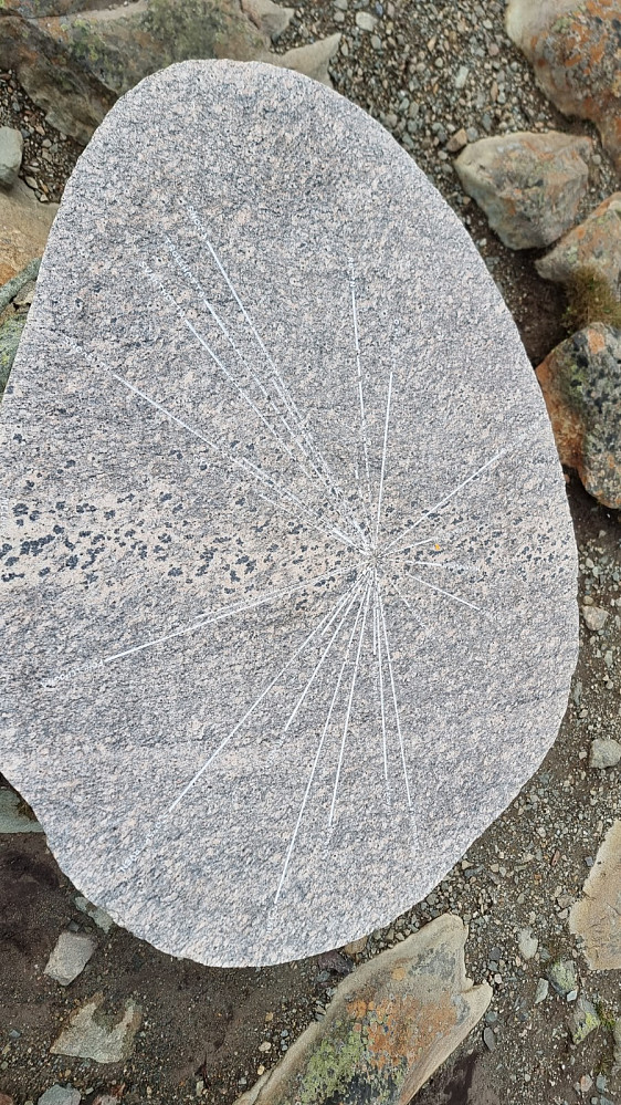 Siktskive i stein på toppen av Vassfjellet