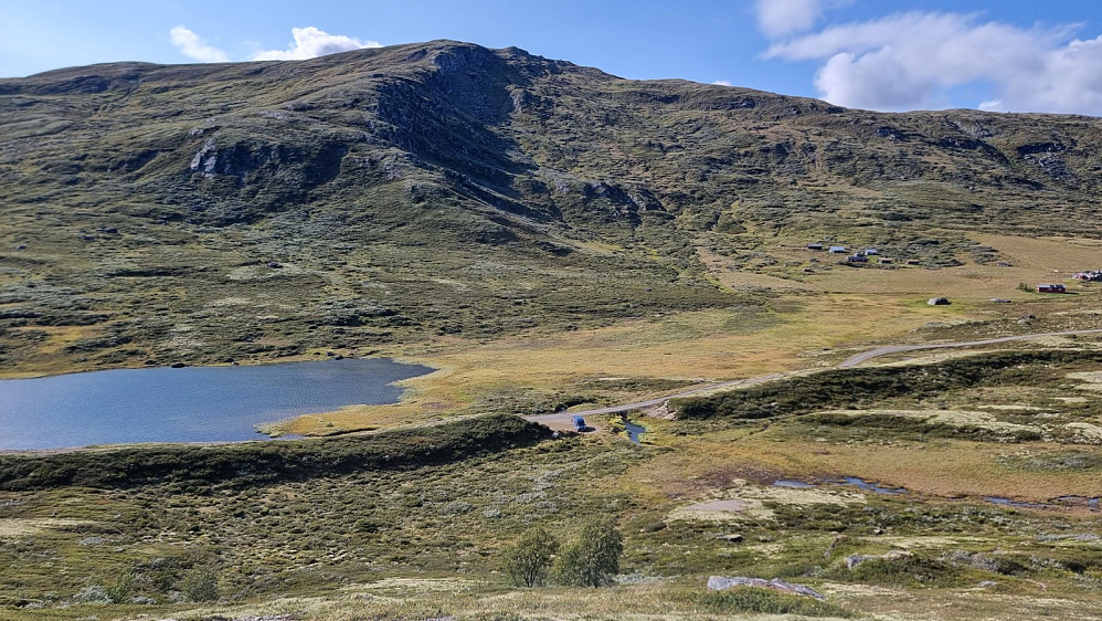 Tilbakeblikk et stykke opp, og ned mot bilen på parkeringsplassen. I bakgrunnen Setalberget som jeg skal på i morgen