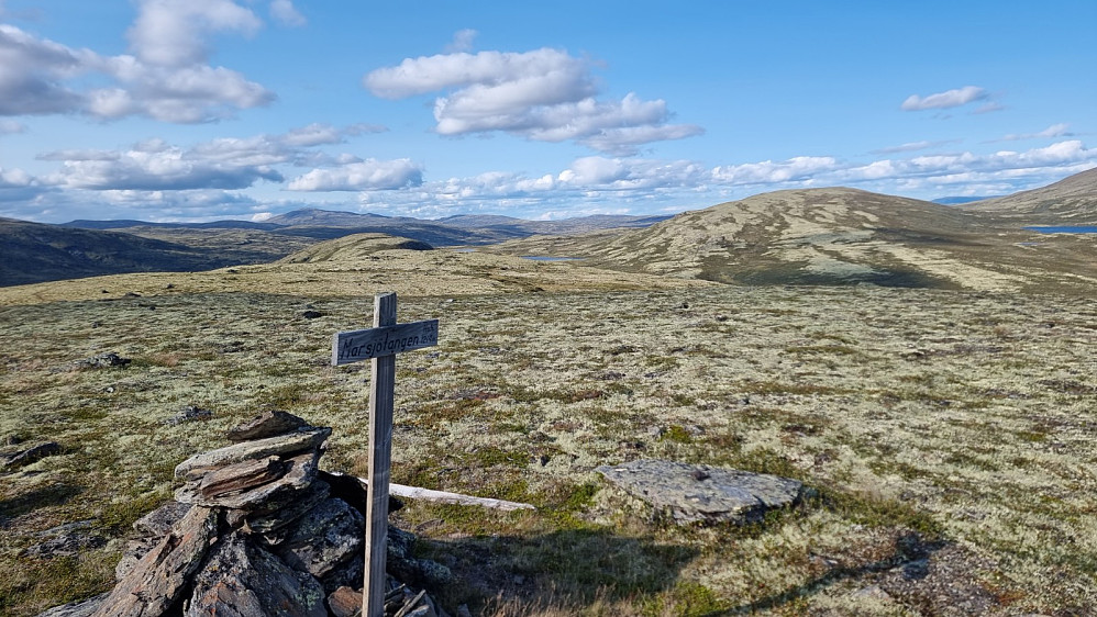 Toppen av Marsjøtangen og Sandtjørnhøa til høyre i bildet
