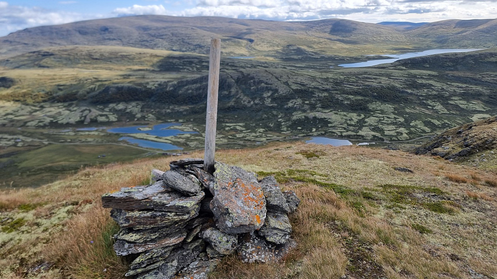 Toppen av Setalberget og over dalen mot gårsdagens topper og med Høg-Gia i bakgrunnen