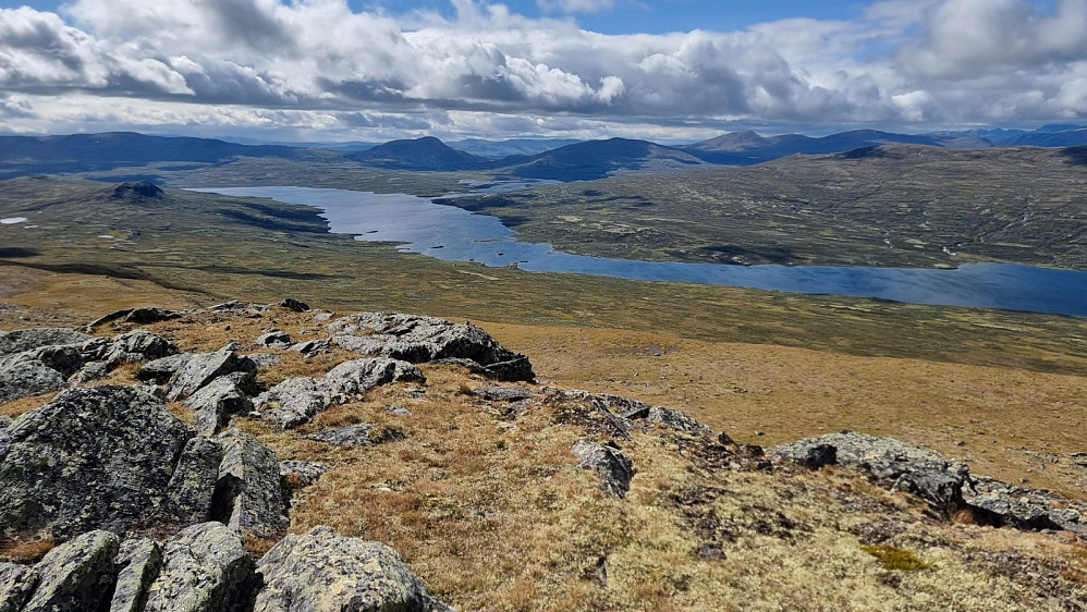 Fra Digerkampen og ned på Unndalsvatnet