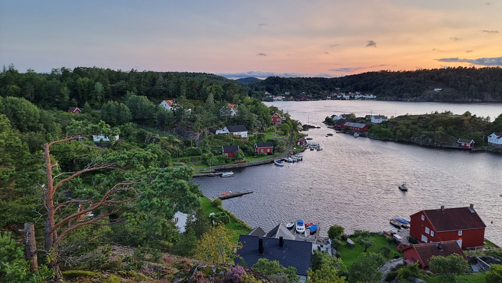 Fra Dyngeknuten og ned mot skjærgården og over mot huset vi hadde leid