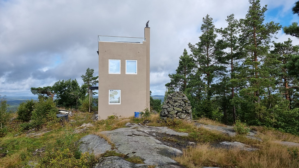 Det høyeste punktet var imidlertid bebygd. Hvordan i all verden får man tillatelse til å bygge på en topp?