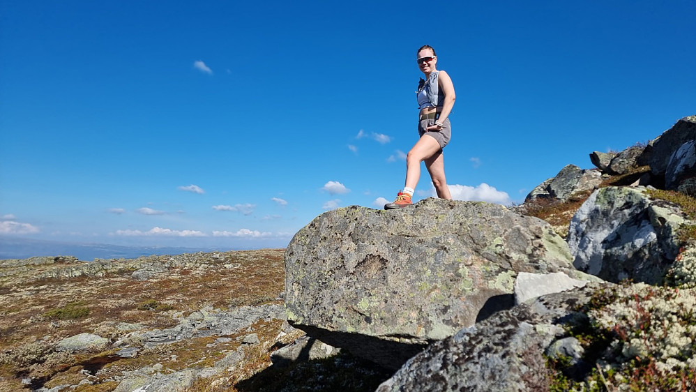 MMO på en stein litt oppe i fjellet