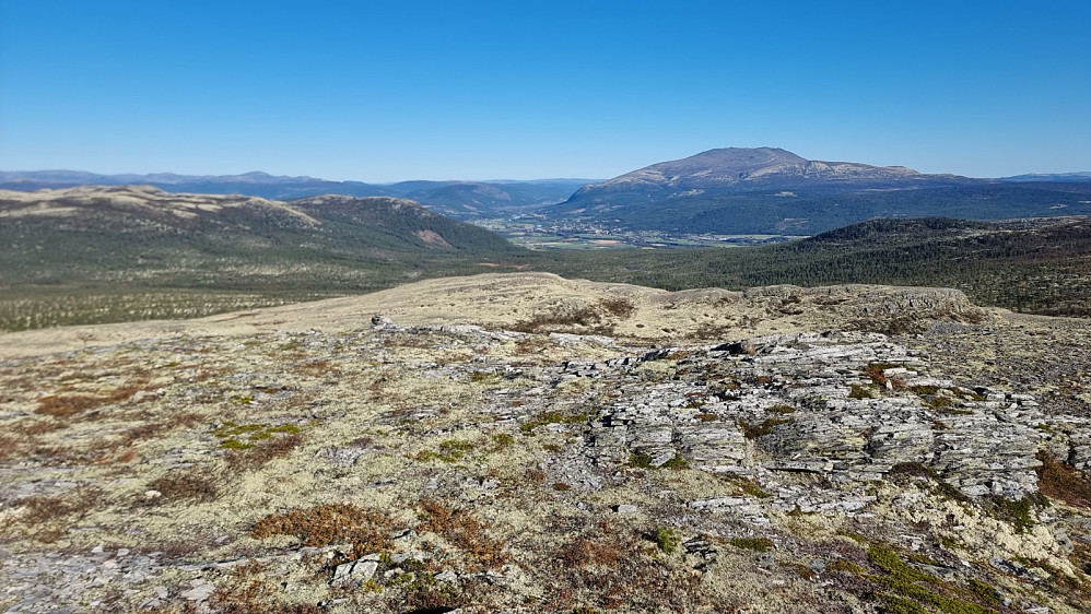 Utsikt mot Alvdal med Tron i bakgrunnen