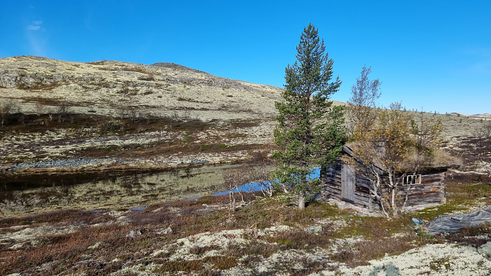 Jeg passerte denne koia ved det lille tjernet i skaret mellom toppene
