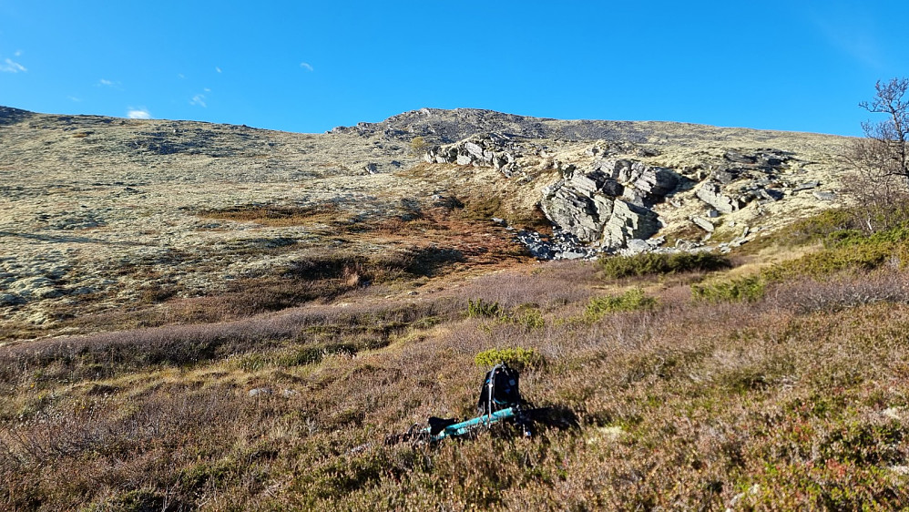 Jeg syklet nesten opp til det øvre tjernet. Her valgte jeg å legge igjen sykkelen, og ta beina fatt opp toppen