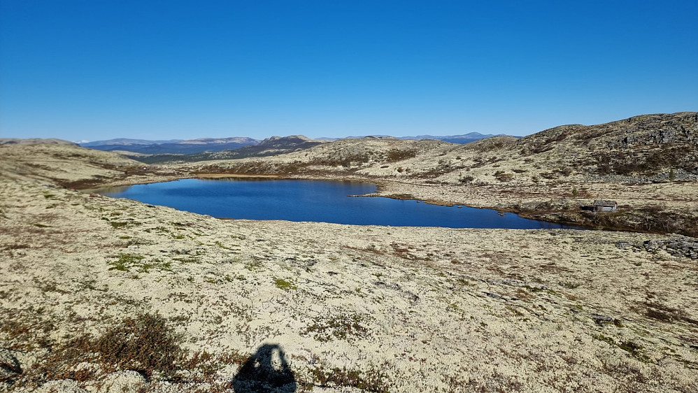 Utsikt litt opp i fjellsiden og ned på Urdskardtjønna