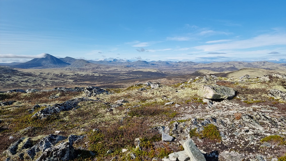 Utsikt fra Veslekuven og med Storsølenkletten til venstre. Langt der bak er Rondane med snøkappe på toppene