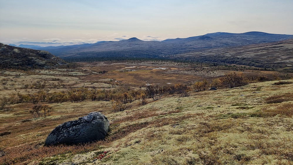 Tilbakeblikk litt oppe i fjellsiden