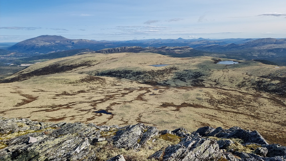 Utsikt ned på Vardfjellet og til høyre er tjernet og stien jeg skal sykle ned igjen fra  Vardfjellet