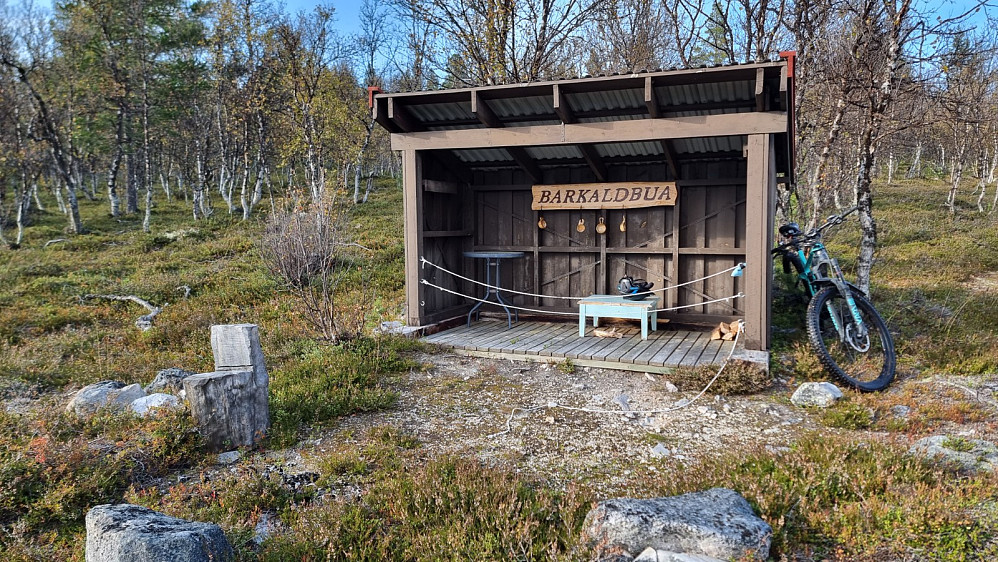 Stien sluttet ved en bu, hvor det også var en gapahuk