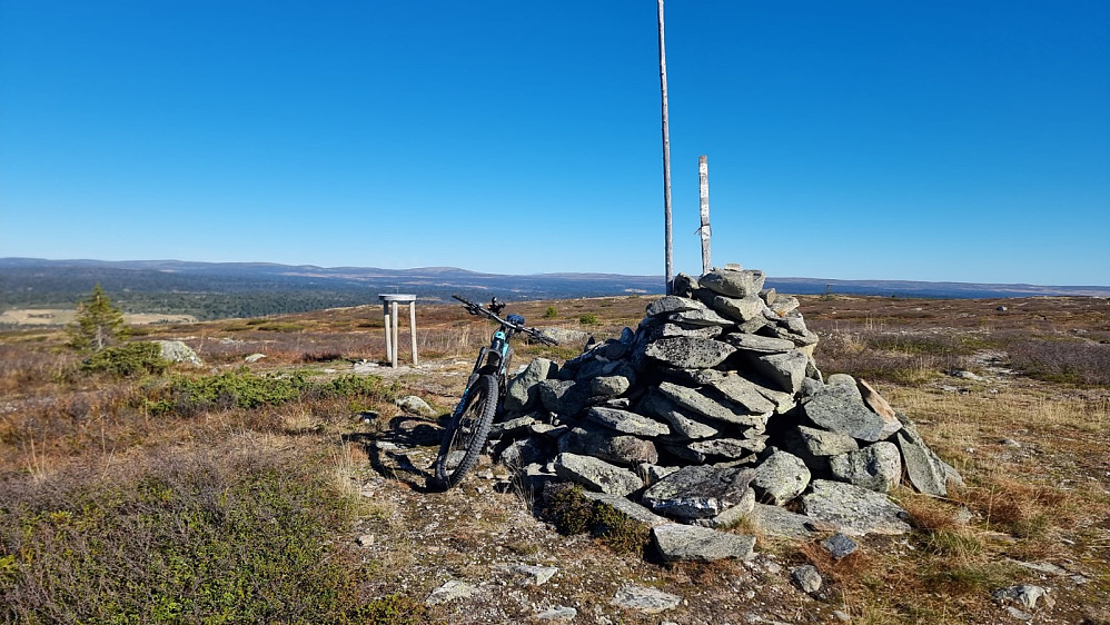 Steinhaug på toppen av Sjøsæterfjellet