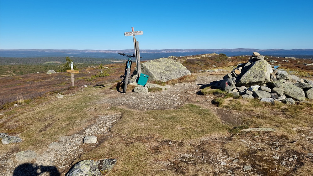 Etter en matpause på Hitfjell bar det mot Krigsfjellet, som ble turens siste topp