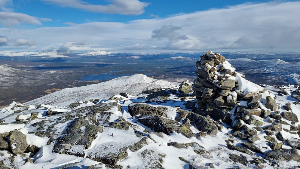 Utsikt fra toppen mot Nordøst. Her ser vi ned på Holmbekkampen som er turens hovedmål. Heidalsmuen til venstre i bakgrunnen