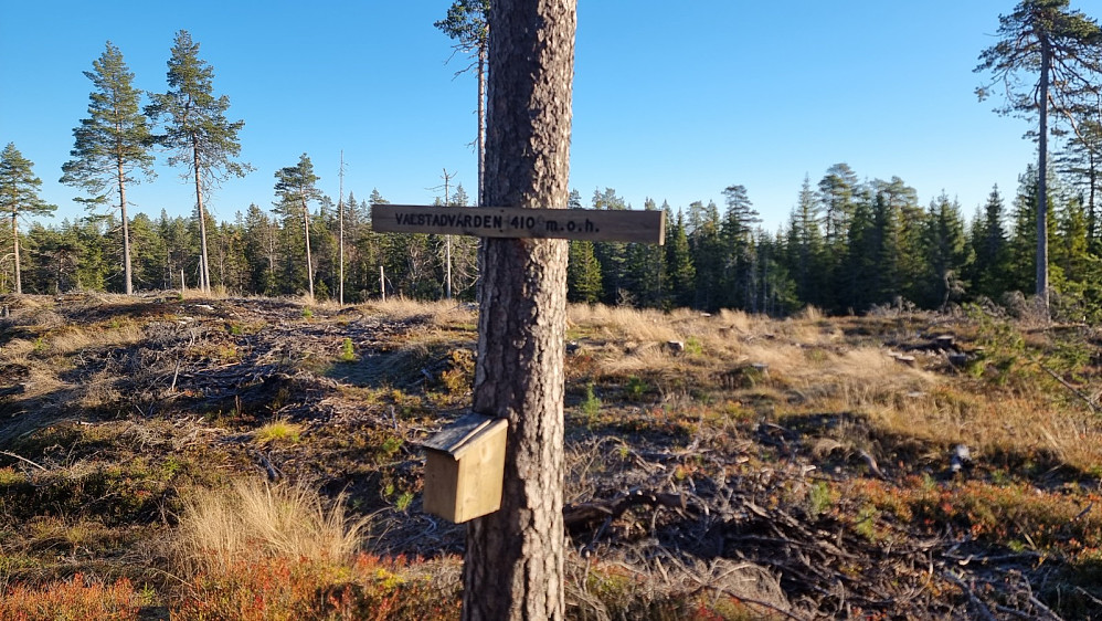 Markering og skilt ikke langt fra høyeste punkt
