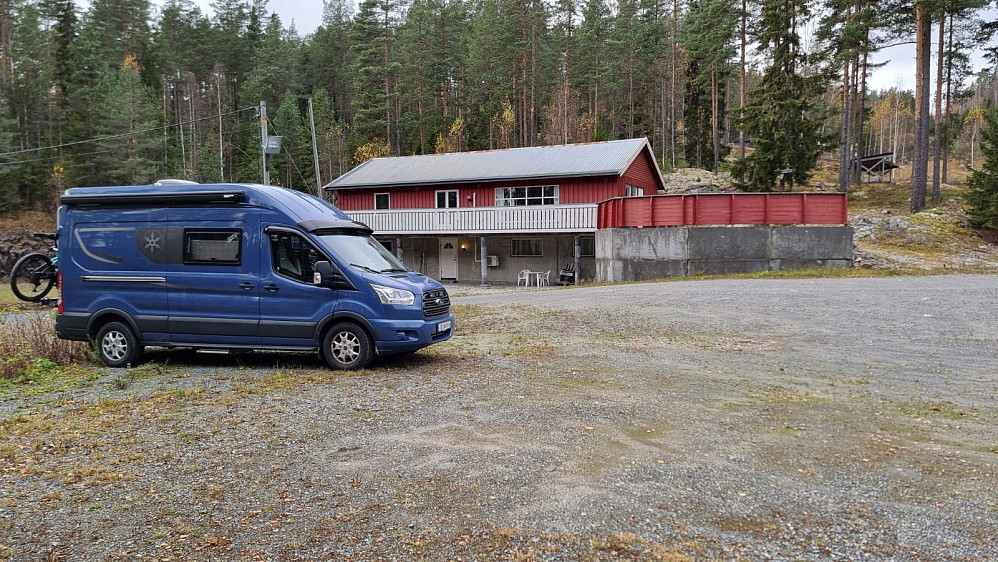 Stor parkeringsplass ved skytebanen