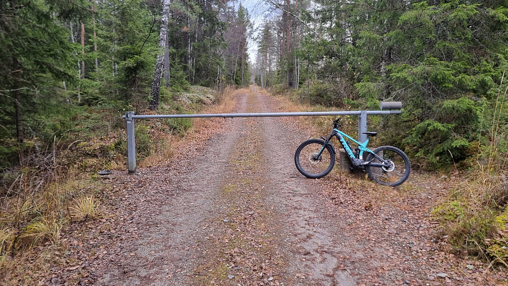 Veien var stengt med låst bom, så det var fint å ha sykkelen opp her