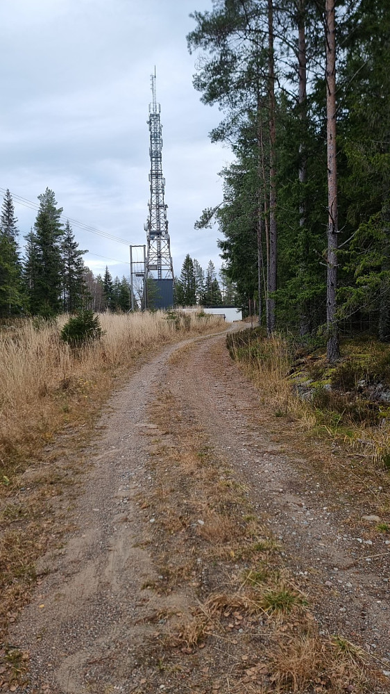 Stor mast her oppe, men den står ikke på selve toppen