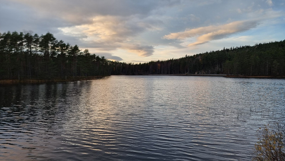Idyll med Hølevann ved turstart