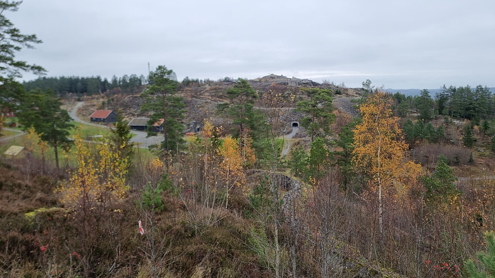 Utsikt fra en kanonstilling og bort på høyeste punkt, hvor kanonen fortsatt var på plass