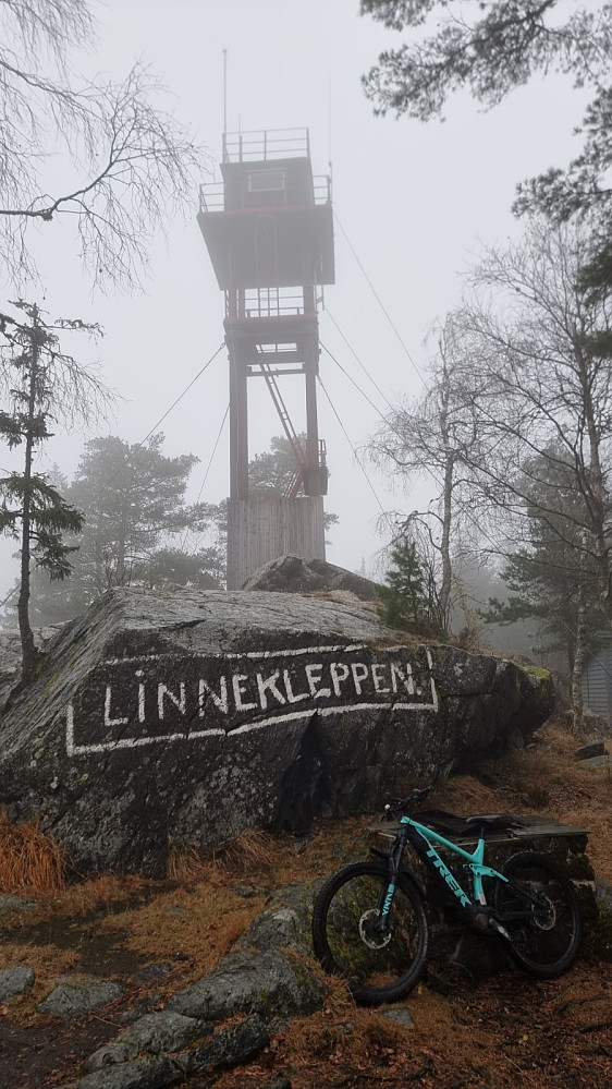 Nedturen kom på toppen. Tårnet var stengt og låst. Det spilte kanskje ikke så stor rolle, da utsikten neppe hadde vært bra i tåka