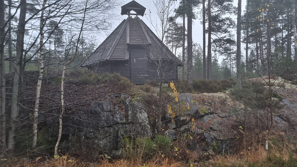 Jeg tok en sving innom veien jeg holdt på å starte opp, for å samle flere stolper. Her stod det en flott grillhytte ved snuplassen innerst i veien