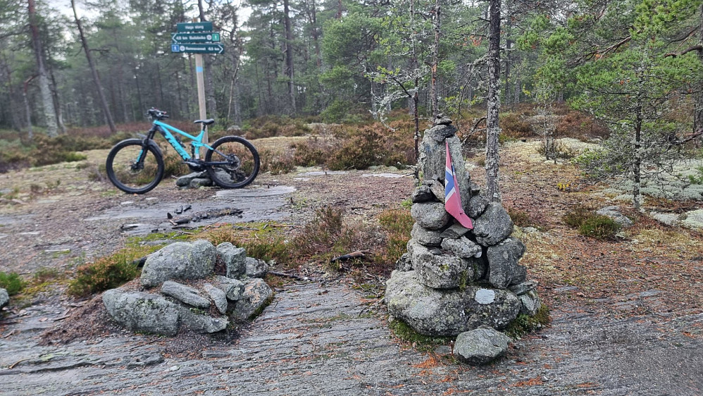 Markering på toppen, men den var et stykke unna det høyeste punktet