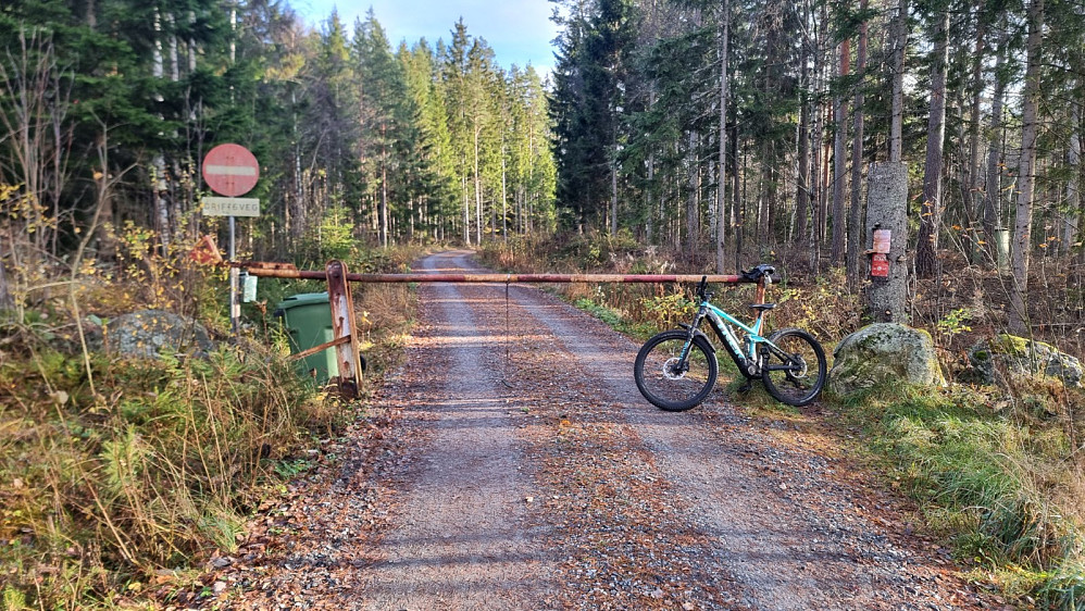 Jeg syklet veien siste biten tilbake fra stien jeg startet på. Her var det låst bom og parkering forbudt