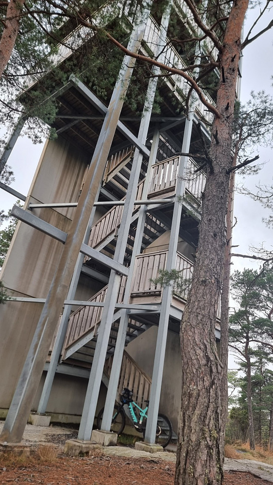 Tårnet var en voldsom konstruksjon som ruvet med en høyde på 18 meter