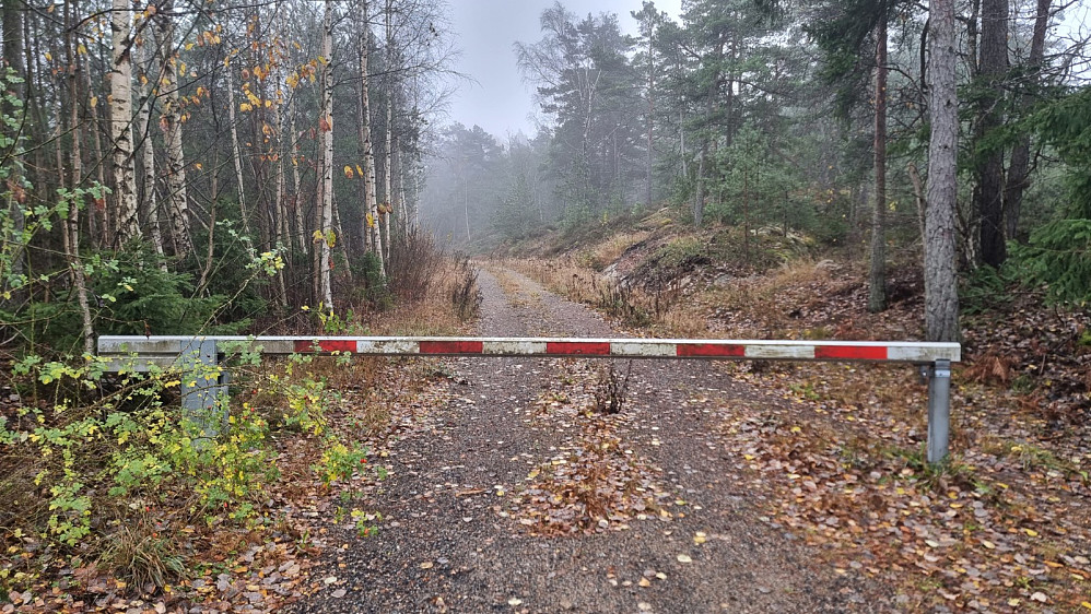 Det var mulig å parkere ved den låste bommen nede ved hovedveien