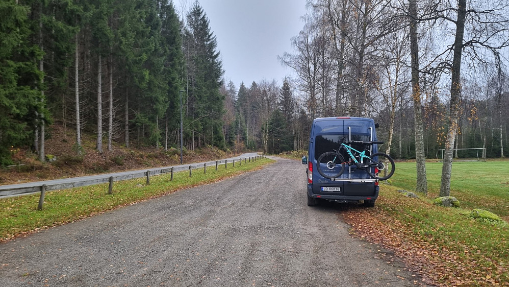 Jeg parkerte ved idrettsanlegget hvor det var en stor parkeringsplass