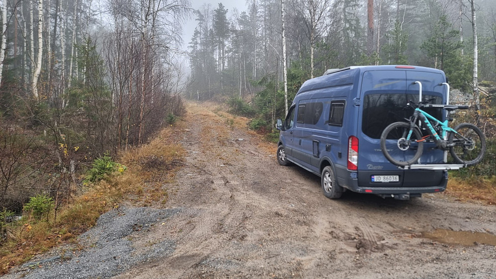 Her ved turstart. Her manglet det låst bom, men det var nok fordi veien opp ikke er kjørbar med vanlig bil