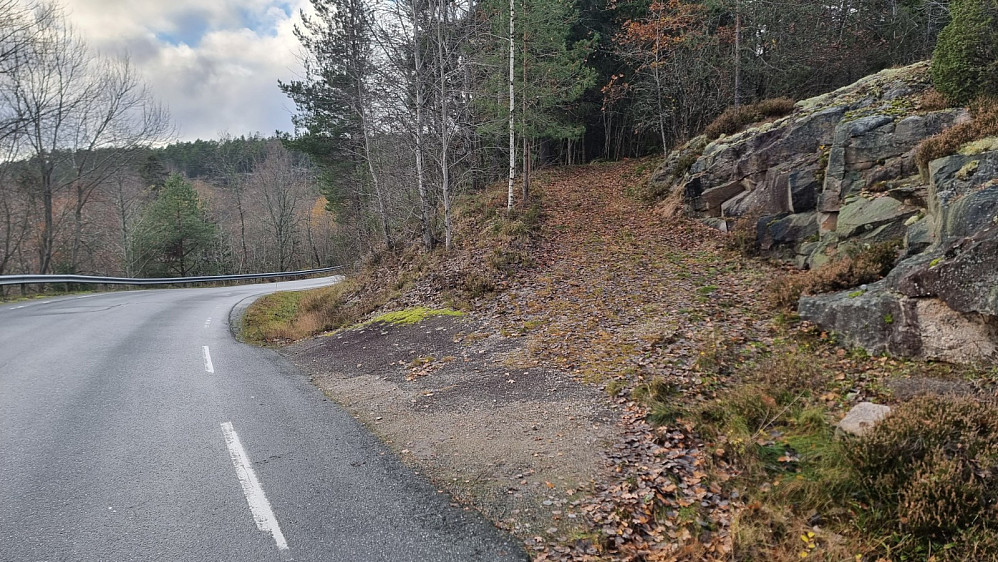 Her startet stien nede ved hovedveien