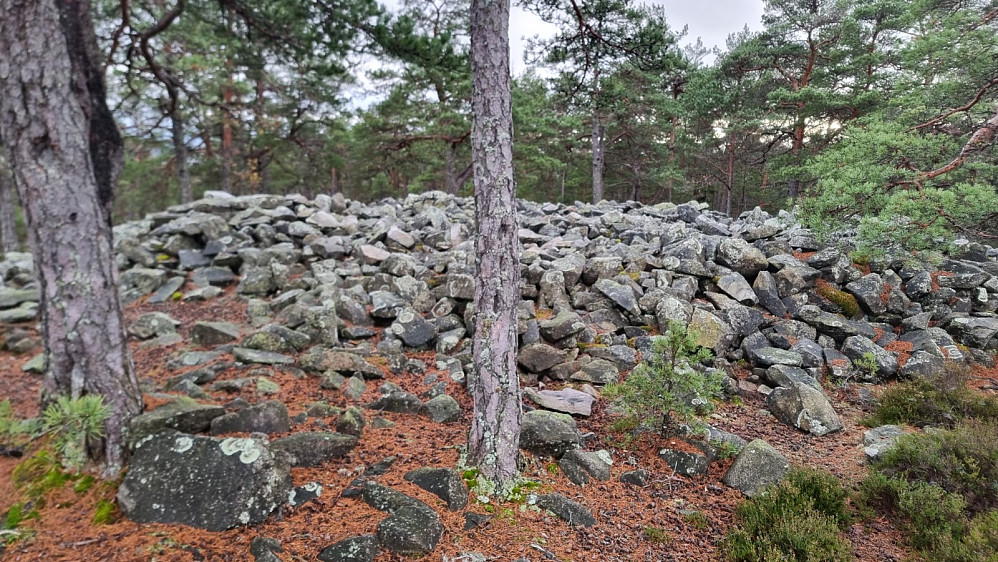På nabotoppen var det samlet en haug med stein. Kanskje tiltenkt bygging av en borg en gang i tiden?