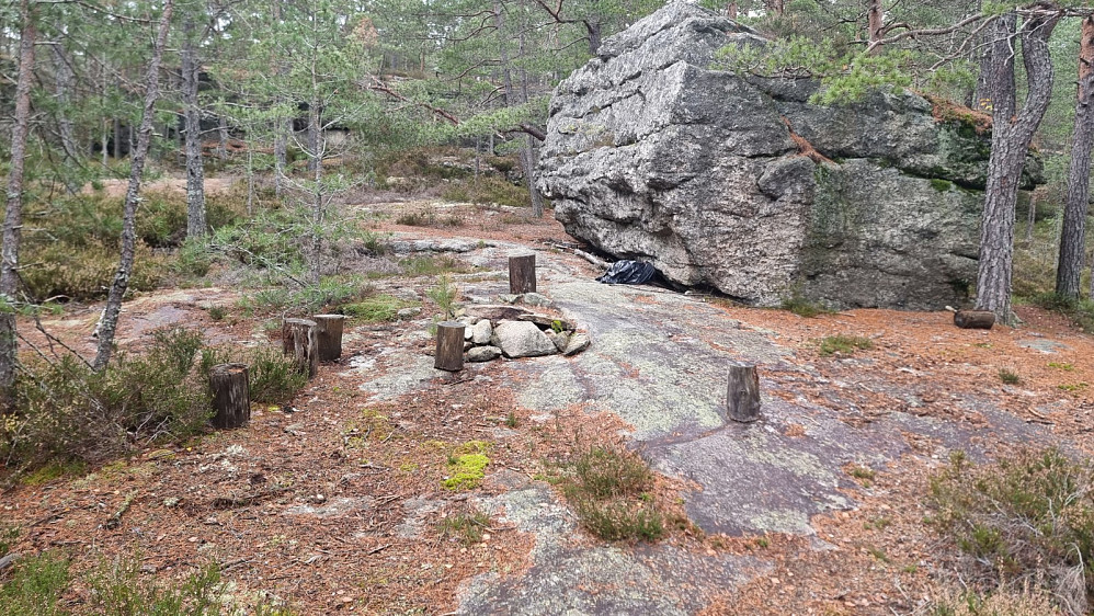 Ved øverste stikrysset var det en istandsatt bålplass