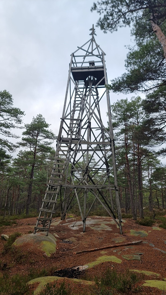 På toppen av Buråsen stod det et litt medtatt tårn